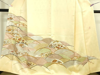 平和屋本店■極上　皇室献上作家　藤井寛　訪問着　駒刺繍　雪芝吉祥花文　鳥の子色地　金彩　逸品　DZAA2207kh4 - 平和屋
