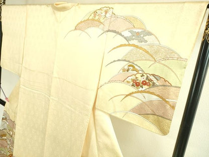平和屋本店■極上　皇室献上作家　藤井寛　訪問着　駒刺繍　雪芝吉祥花文　鳥の子色地　金彩　逸品　DZAA2207kh4 - 平和屋