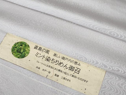 平和屋本店■極上　男性 ミント染ちりめん御召 単衣 糸染:水戸一枝 監修工房さきち 直島の風 観世水 桜鼠色地　逸品　未使用　DZAA2649kh5 - 平和屋