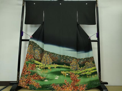平和屋本店■極上 野口真造 大彦二代目 江戸染繍友禅 黒留袖 刺繍 白鳥 風景樹林文 暈し染め 金糸 高島屋扱い　逸品　未使用　DZAA3467kh5 - 平和屋