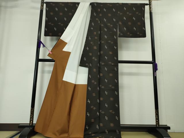 平和屋本店■極上　国指定重要無形文化財　本場久米島紬　前里恵美子作　手織　草木染　泥染　証紙付き　逸品　DZAA4087kh5