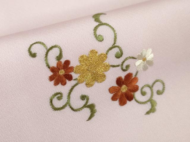 平和屋本店●希少　京都祇園の老舗 ぎをん齋藤　付下げ　総刺繍　駒刺繍　小花縫　撫子色地　金糸　たとう紙・反端付き　逸品　DZAA4965kh5