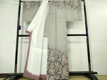 平和屋本店■最高級　城間栄順　本場琉球紅型　訪問着　花蝶草文　暈し染め　牡丹鼠色地　逸品　DZAA5968kh5