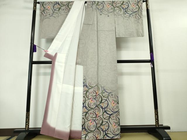 平和屋本店■最高級　城間栄順　本場琉球紅型　訪問着　花蝶草文　暈し染め　牡丹鼠色地　逸品　DZAA5968kh5