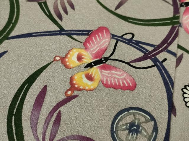 平和屋本店■最高級　城間栄順　本場琉球紅型　訪問着　花蝶草文　暈し染め　牡丹鼠色地　逸品　DZAA5968kh5