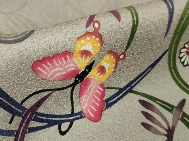 平和屋本店■最高級　城間栄順　本場琉球紅型　訪問着　花蝶草文　暈し染め　牡丹鼠色地　逸品　DZAA5968kh5