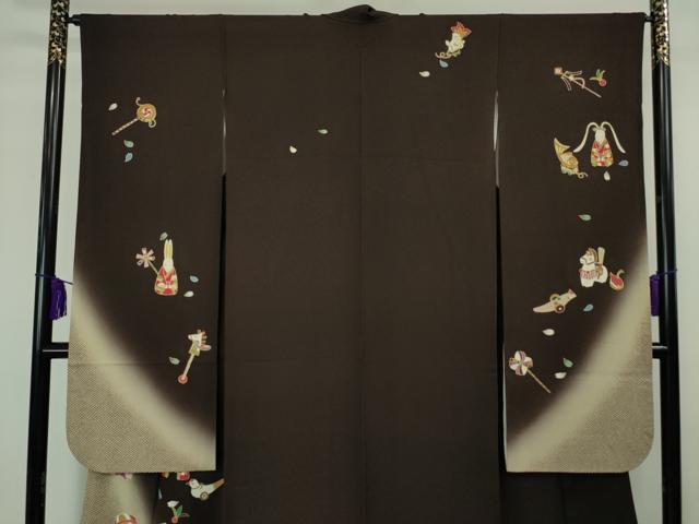 平和屋本店■極上　世界的人形師 辻村寿三郎　ジュサブロー　振袖　兎　玩具　黒紅色地　暈し染め　金彩　たとう紙付き　逸品　DZAA6166kh5