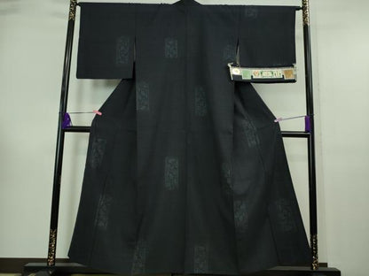 平和屋本店■極上　本場結城紬　重要無形文化財　単衣　80亀甲　短冊花文　井上商事謹製　濃藍色地　証紙付き　逸品　DZAA6674kh5