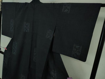 平和屋本店■極上　本場結城紬　重要無形文化財　単衣　80亀甲　短冊花文　井上商事謹製　濃藍色地　証紙付き　逸品　DZAA6674kh5
