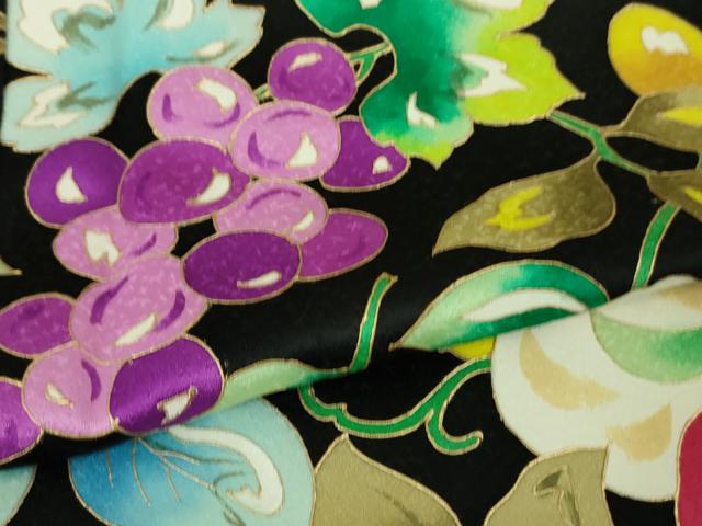 平和屋本店■極上　振袖　希少柄　果物　フルーツ　葡萄　リンゴ　苺　さくらんぼ　黒地　金彩　逸品　未使用　DZAA6685kh5