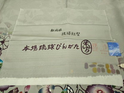 平和屋本店■最高級　城間栄順　本場琉球紅型　訪問着　花唐草文　暈し染め　銀鼠色地　反端付き　逸品　未使用　DZAA6807kh5