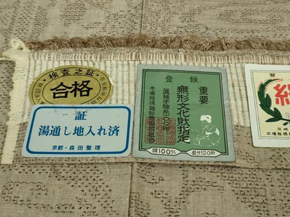 平和屋本店■極上　本場結城紬　重要無形文化財　織元　久保谷啓治　100亀甲　花唐草文　白茶色地　証紙付き　逸品　DZAA7124kh5