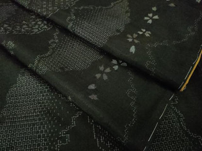 平和屋着物●極上　結城紬　はたおり娘　雪輪　舞桜　黒地　やまと金ラベル　逸品　未使用　DZAA7142kh5