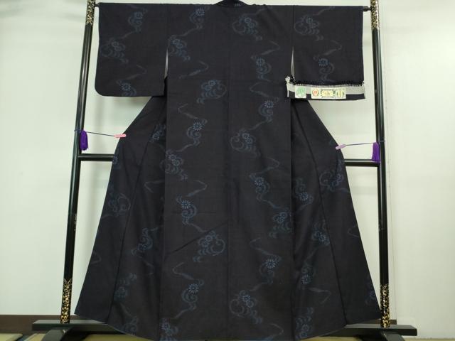 平和屋着物●極上 本場結城紬 重要無形文化財 80亀甲 飛び亀甲柄 流水花文 濃紺地 証紙付き 逸品 DZAA7348kh5
