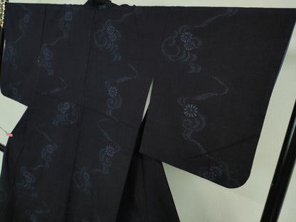 平和屋着物●極上 本場結城紬 重要無形文化財 80亀甲 飛び亀甲柄 流水花文 濃紺地 証紙付き 逸品 DZAA7348kh5