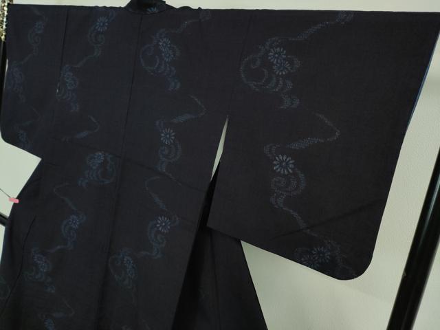 平和屋着物●極上 本場結城紬 重要無形文化財 80亀甲 飛び亀甲柄 流水花文 濃紺地 証紙付き 逸品 DZAA7348kh5