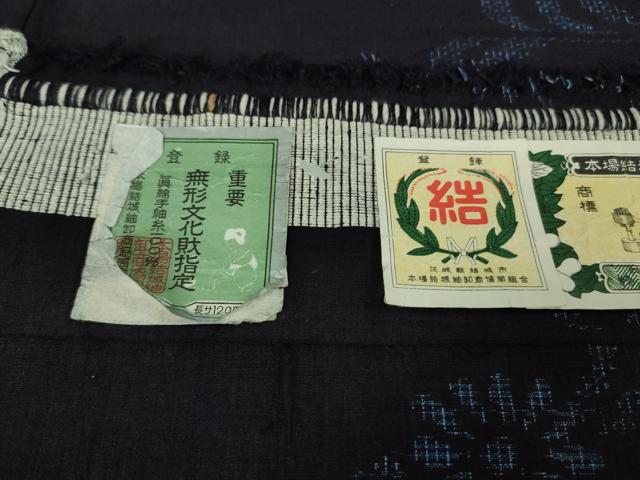 平和屋着物●極上 本場結城紬 重要無形文化財 80亀甲 飛び亀甲柄 流水花文 濃紺地 証紙付き 逸品 DZAA7348kh5