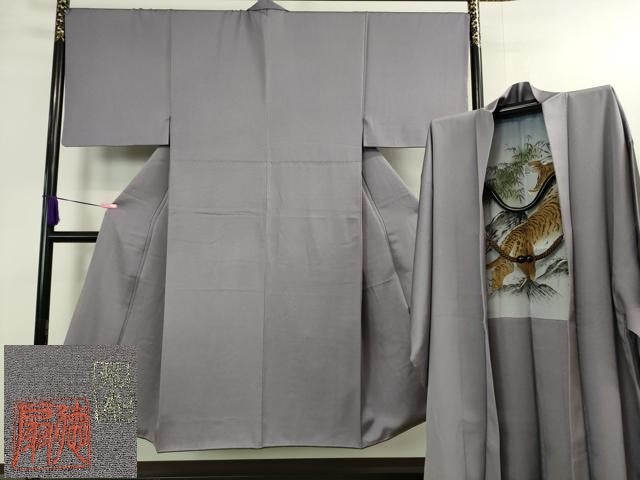 平和屋本店■極上 男性 国際的伝統工芸作家 十二代 藤林徳扇 苑寿 色無地 アンサンブル 羽裏:虎 藤紫色 銀通し地 羽織紐付 逸品DZAA8215kh5