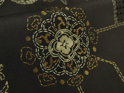 平和屋本店■極上　中国三大刺繍　スワトウ刺繍　汕頭刺繍　刺し子　総刺繍　本場大島紬　正倉院花唐草文　黒紅色地　逸品　DZAA8400kh5
