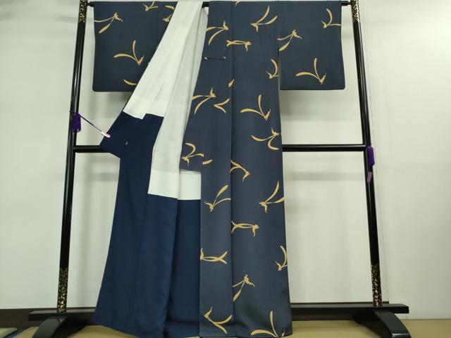平和屋着物●極上　人形作家・ホリヒロシ　小紋　兎　うさぎ　紺青色地　鬼しぼ縮緬　逸品　DZAA9151kh5