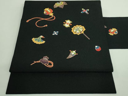平和屋着物●極上 銀座越後屋 九寸名古屋帯 駒刺繍 宝尽くし 黒地 金糸 鬼しぼ縮緬 逸品 DZAB0746kh5