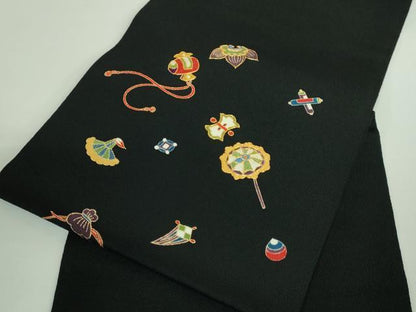 平和屋着物●極上 銀座越後屋 九寸名古屋帯 駒刺繍 宝尽くし 黒地 金糸 鬼しぼ縮緬 逸品 DZAB0746kh5