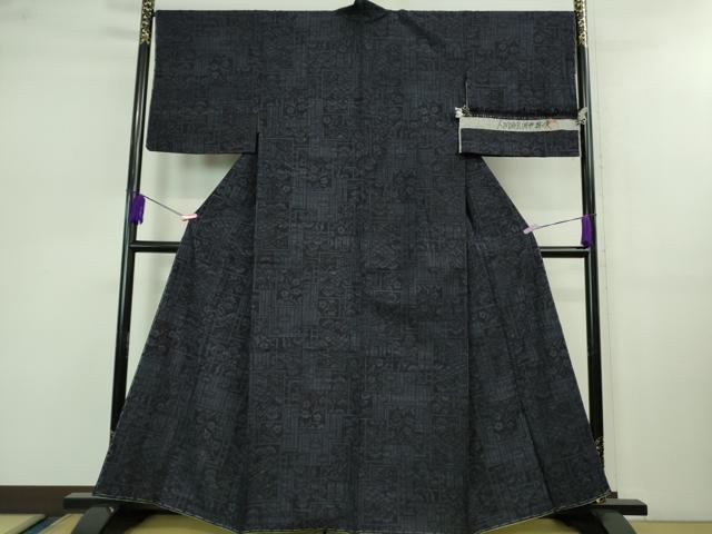 平和屋本店●極上　人間国宝 田中林次 本場結城紬　重要無形文化財　100亀甲　色紙重ね花文　濃藍色　反端付き　逸品　未使用　DZAB0803kh5