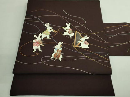 平和屋着物●極上 東京手描き友禅作家 真淵貴昭 塩瀬 九寸名古屋帯 楽器 兎 赤黒色地 金彩 逸品 DZAB0983kh5