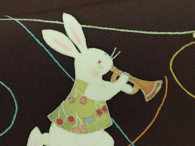 平和屋着物●極上 東京手描き友禅作家 真淵貴昭 塩瀬 九寸名古屋帯 楽器 兎 赤黒色地 金彩 逸品 DZAB0983kh5
