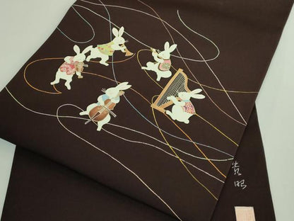 平和屋着物●極上 東京手描き友禅作家 真淵貴昭 塩瀬 九寸名古屋帯 楽器 兎 赤黒色地 金彩 逸品 DZAB0983kh5