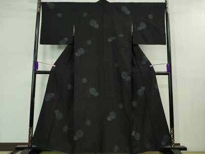 平和屋着物●極上 本場結城紬 重要無形文化財 100亀甲 飛び亀甲柄 舞花文 濃藍色地 逸品 DZAB1045kh5