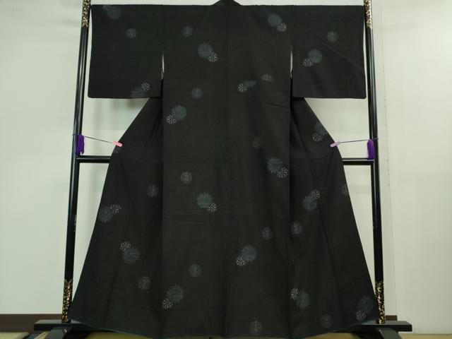 平和屋着物●極上 本場結城紬 重要無形文化財 100亀甲 飛び亀甲柄 舞花文 濃藍色地 逸品 DZAB1045kh5