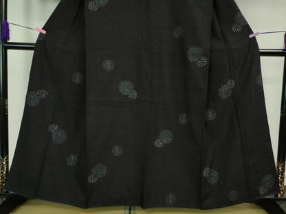 平和屋着物●極上 本場結城紬 重要無形文化財 100亀甲 飛び亀甲柄 舞花文 濃藍色地 逸品 DZAB1045kh5