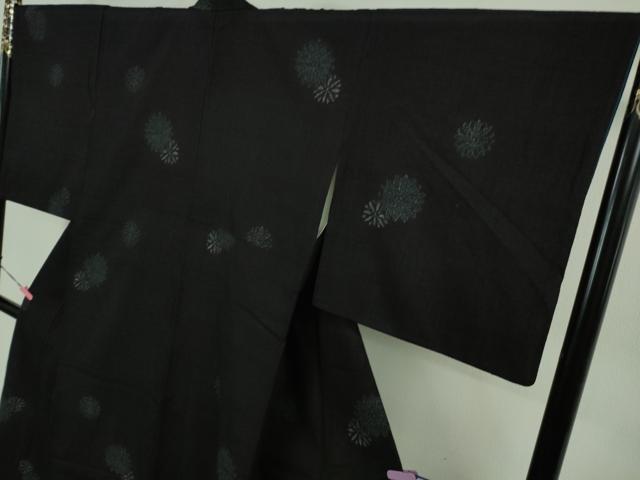 平和屋着物●極上 本場結城紬 重要無形文化財 100亀甲 飛び亀甲柄 舞花文 濃藍色地 逸品 DZAB1045kh5