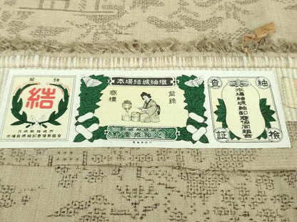 平和屋本店●極上　本場結城紬　重要無形文化財　100亀甲　飛び亀甲柄　風景花文　灰白色地　証紙付き　逸品　未使用　DZAB1350kh5