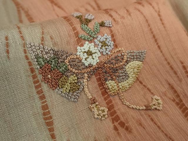 平和屋本店●極上　中国人間国宝　将雪英　訪問着　紬地　中国三大刺繍　相良刺繍　杢目絞り　舞蝶花文　逸品　DZAB1985kh6