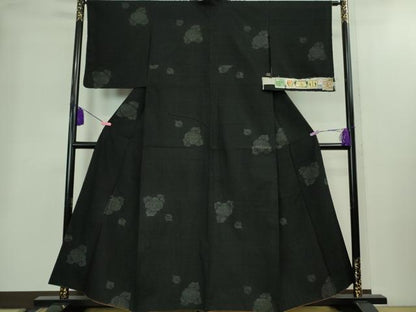 平和屋着物●極上　本場結城紬　重要無形文化財　奥順謹製　100亀甲　飛び亀甲柄　椿　黒地　証紙付き　逸品　DZAB2233kh6