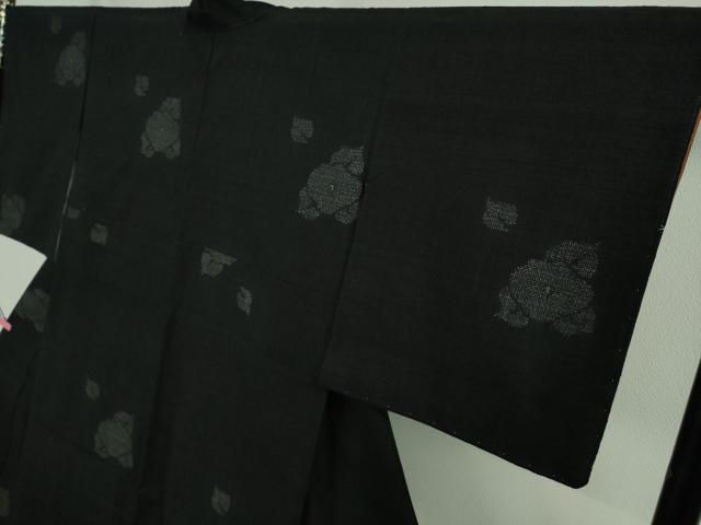 平和屋着物●極上　本場結城紬　重要無形文化財　奥順謹製　100亀甲　飛び亀甲柄　椿　黒地　証紙付き　逸品　DZAB2233kh6