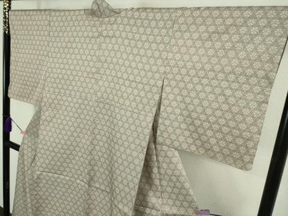 平和屋本店●最高級　人間国宝　北村武資　経錦　お召　亀甲花紋　利休白茶色地　たとう紙・反端付き　逸品　DZAB2249kh6
