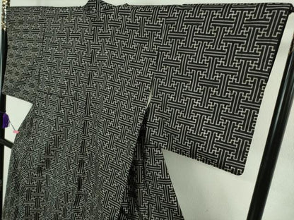 平和屋本店●希少　本場大島紬　龍郷絣　秋名バラ　隅元要子作　秋場謹製　白×黒　証紙付き　逸品　DZAB2257kh6
