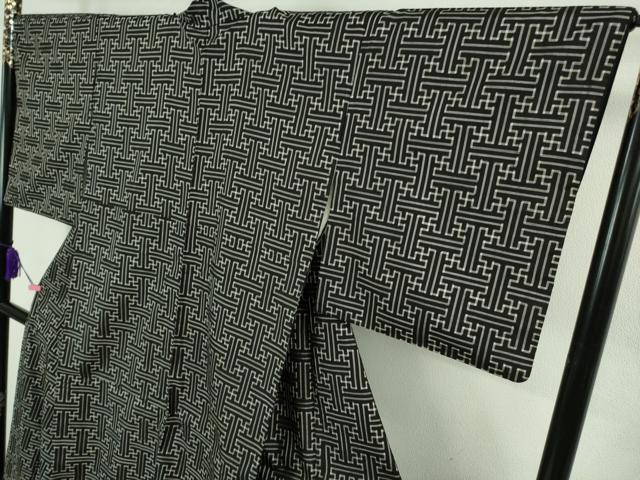 平和屋本店●希少　本場大島紬　龍郷絣　秋名バラ　隅元要子作　秋場謹製　白×黒　証紙付き　逸品　DZAB2257kh6