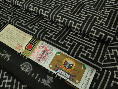 平和屋本店●希少　本場大島紬　龍郷絣　秋名バラ　隅元要子作　秋場謹製　白×黒　証紙付き　逸品　DZAB2257kh6