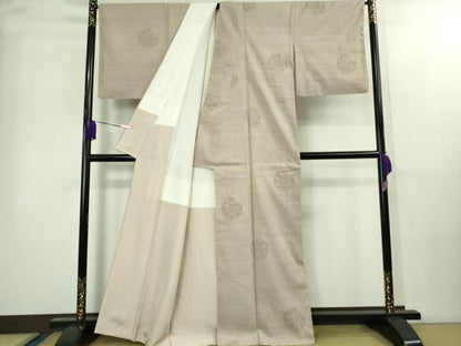 平和屋本店●極上 本場結城紬 重要無形文化財 160亀甲 飛び亀甲柄 縞屋謹製 正倉院花文 薄柿色地  証紙付き 逸品 未使用　DZAB2267kh6
