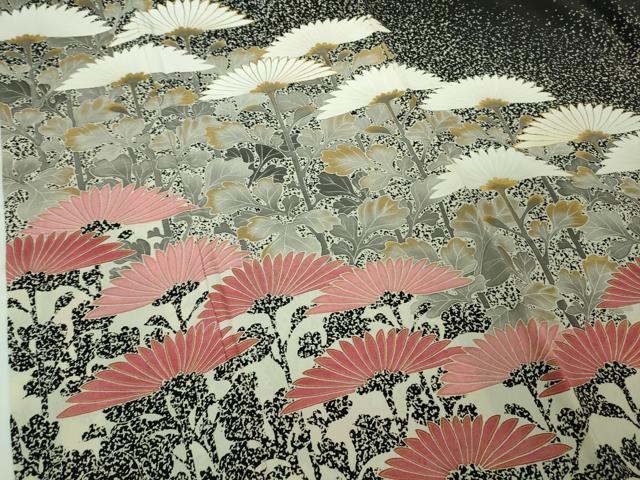 平和屋本店●極上　人間国宝　森口華弘　蒔糊友禅　蒔糊散らし　黒留袖　刺繍　横菊　金糸　三越扱い　逸品　DZAB2442kh6