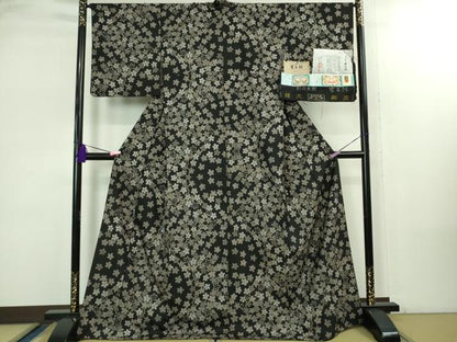 平和屋本店●希少　本場大島紬　吉三郎　吉織物謹製　割込絣織　新古典絣　古代染色純泥染　舞桜　黒地　証紙付き　逸品　DZAB2460kh6