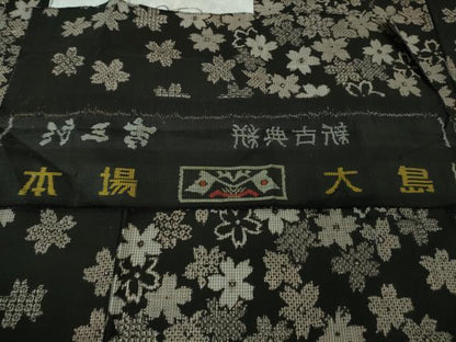 平和屋本店●希少　本場大島紬　吉三郎　吉織物謹製　割込絣織　新古典絣　古代染色純泥染　舞桜　黒地　証紙付き　逸品　DZAB2460kh6