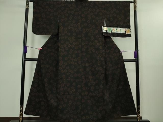 平和屋本店●極上　本場結城紬　重要無形文化財　120亀甲　飛び亀甲柄　舞花文　黒地　証紙付き　逸品　DZAB2505kh6