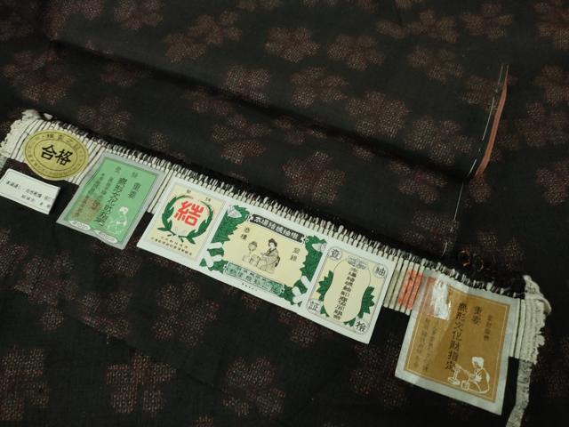 平和屋本店●極上　本場結城紬　重要無形文化財　120亀甲　飛び亀甲柄　舞花文　黒地　証紙付き　逸品　DZAB2505kh6