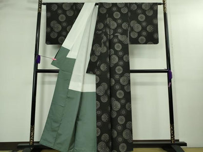 平和屋着物●極上　本場大島紬　9マルキ　古代染色純泥染　地空　源氏絣紋　黒地　窪田織物謹製　証紙付き　逸品　未使用　DZAB2816kh6