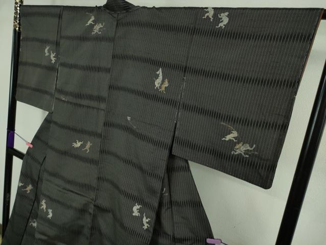 平和屋着物●極上　京の名門・菱屋六右ェ門　紬　鳥獣戯画　黒地　反端付き　逸品　未使用　DZAB2817kh6